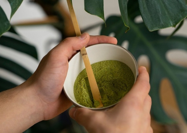 kratom v misce